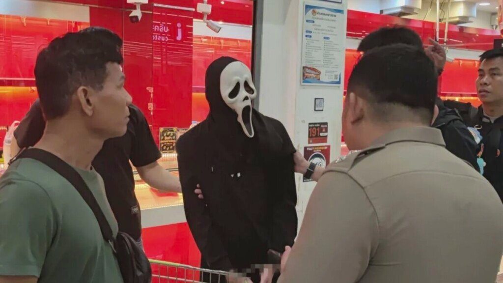 Penyamun ‘Ghostface’  Berniat Rompak Kedai Emas, Akhirnya Terperangkap Sendiri